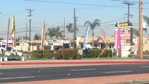 CHEAP FLAGS IN FRONT OF MALL (2)1