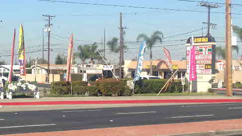 CHEAP FLAGS IN FRONT OF MALL (2)1